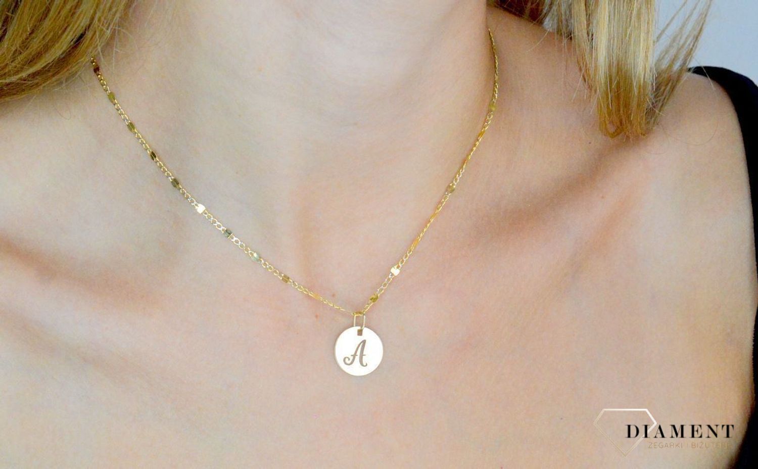 Złota zawieszka 585 literka ZA 2128A. Modna złota zawieszka wykonana z najwyższej próby złota 585. Zawieszka w kształcie litery A. Idealny pomysł na prezent.  Literka A. Zawieszka A..jpg